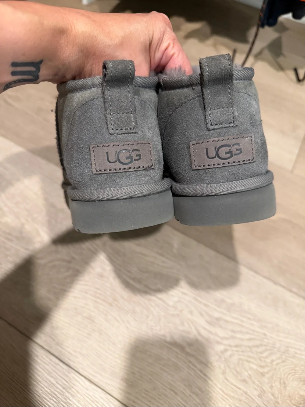 Grey Super Short Cozy UGG Boots Sz 8 EUC